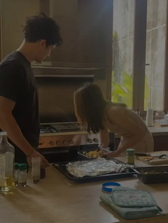 Momen keseruan mereka saat masak pun bikin netizen baper. Tak sedikit menyebut Cinta Laura sangat bucin dengan Arya Vasco