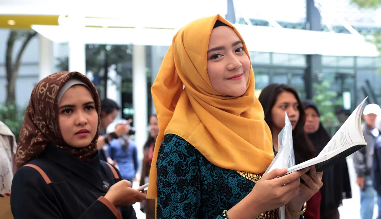 Selain itu, para peserta audisi juga diminta untuk menampilkan bakat yang mereka miliki di hadapan dewan juri. Seperti yang terlihat pada seorang peserta yang membawa gitar untuk sesi unjuk bakat itu. (Deki Prayoga/Bintang.com)