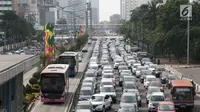 Suasana kemacetan di Jalan Sudirman, Jakarta, Jumat (23/6). Polda Metro Jaya tidak memberlakukan kawasan pengendalian lalu lintas ganjil-genap di beberapa jalan protokol Jakarta dari 23 Juni hingga 2 Juli 2017. (Liputan6.com/Immanuel Antonius)