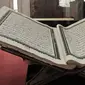 Pengunjung melihat koleksi mushaf Alquran terbesar yang dipamerkan di Museum Bayt Al-Quran, Jakarta, Minggu (19/5/2019). Bayt Al-Quran menampilkan sejarah diturunkannya Alquran mulai dari diturunkannya kepada Nabi Muhammad SAW hingga digital. (merdeka.com/Iqbal Nugroho)