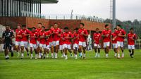 Para pemain Timnas Indonesia melakukan pemanasan dalam sesi latihan di Bali United Training Center, Bali menjelang laga Ronde 3 Kualifikasi Piala Dunia 2026 melawan China pada Selasa sore (23/05/2025). (Bola.com/Alit Binawan)