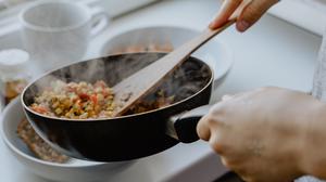 Ciri Teflon di Dapur yang Sudah Tidak Layak Pakai, Perlu Segera Diganti