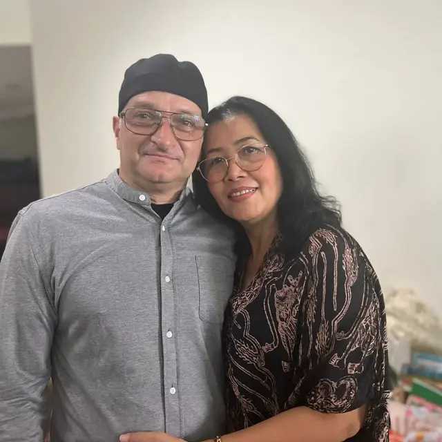 6 Potret Romantis Orang Tua Megan Domani, Foto Pernikahan Curi Perhatian