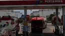 Sejumlah mobil pengisi BBM keluar masuk Depo Pertamina Plumpang, Jakarta Utara, Selasa (1/11). Meski ada aksi mogok kerja Awak Mobil Tangki (AMT), di lokasi masih ada mobil-mobil tangki milik Pertamina yang beroperasi. (Liputan6.com/Faizal Fanani)