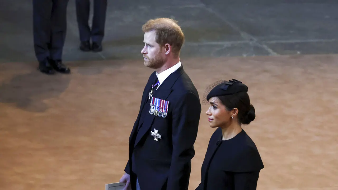 Pangeran Harry dan Meghan Markle menghadiri prosesi persemayaman mendiang Ratu Elizabeth II di Westminster Hall, London, 14 September 2022. (Christopher Furlong/Pool Photo via AP)