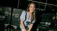 6 Pose Raisa di Belakang Panggung, Berbaju Kasual hingga Gaun Mewah, Tetap Slay di Balik Layar