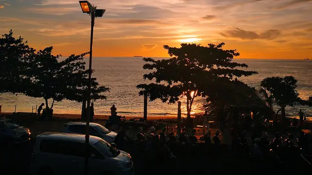 Sunset dari Pantai Padang. (Liputan6/ Novia Harlina)
