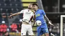 Pemain Venezia, Christian Gytkjaer (kiri) berebut bola dengan pemain Empoli, Mattia Viti dalam laga lanjutan Liga Italia 2024/2025 di Carlo Castellani Stadium, Empoli, Italia, Minggu (20/04/2025) waktu setempat. (AP Photo/LaPresse)