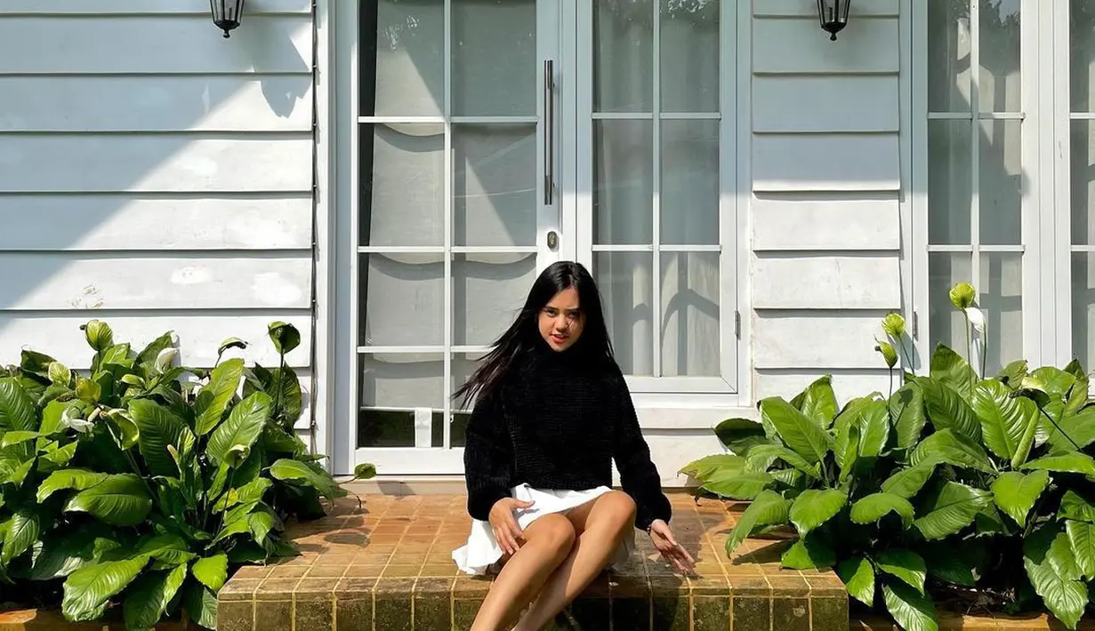 Kembali mengenakan rok mini, Ziva Magnolya memadukannya dengan sweater hitam. [instagram/zivamagnolya]