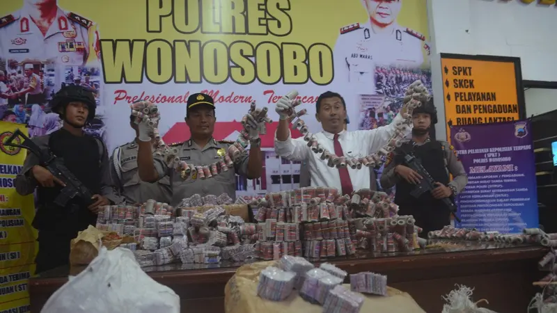 13 karung petasan berbagai ukuran dengan jumlah mencapai 1 juta petasan disita dari DU, warga Sukoharjo, Wonosobo, Jawa Tengah. (Foto: Liputan6.com/Polres Wonosobo/Muhamad Ridlo)