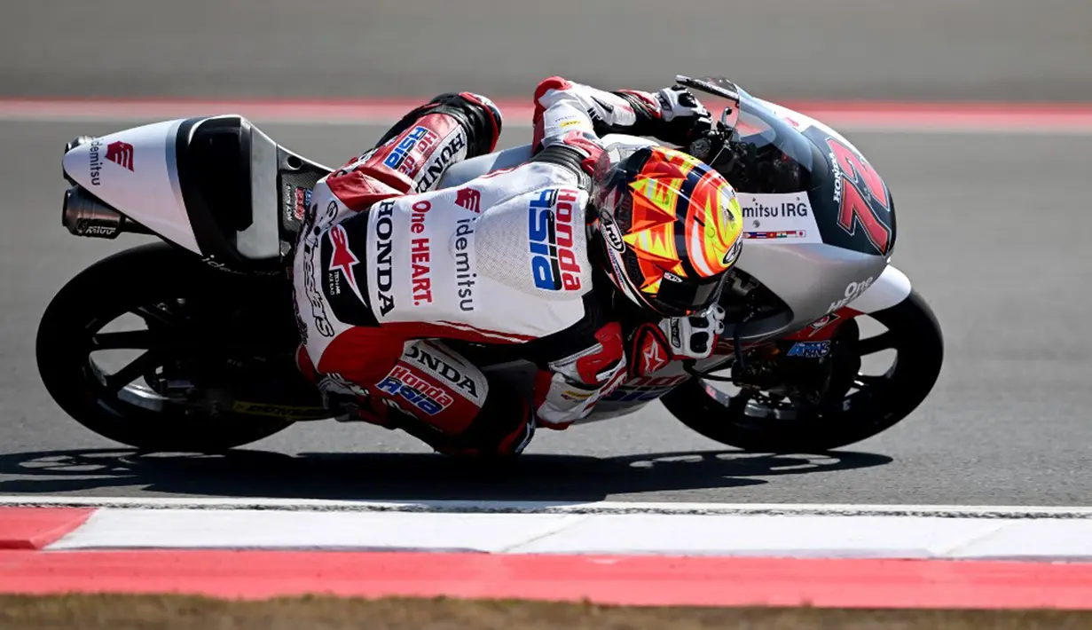 Luca Marini yang tampil impresif di kualifikasi meski sedang cedera tulang selangka, finis kedua setelah upayanya mengejar Martin gagal. Rekan setim Marini, Marco Bezzecchi, yang juga baru operasi tulang selangka melengkapi podium dengan menyalip Maverick Vinales di putaran terakhir. (SONNY TUMBELAKA/AFP)