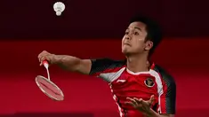 Pebulu tangkis Indonesia Anthony Sinisuka Ginting saat melawan Kevin Cordon dari Guatemala pada perebutan medali perunggu badminton tunggal putra Olimpiade Tokyo 2020 di Musashino Forest Sports Plaza, Senin (2/8/2021). Anthony Ginting menang 21-11 dan 21-13. (Pedro PARDO/AFP)