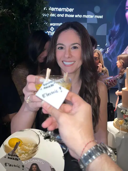 Tak hanya dress, Wulan Guritno pulas wajahnya dengan makeup nude yang effortless dan wavy long hair [@wulanguritno]