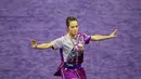 Atlet Wushu asal Vietnam, Thuy Linh Nguyen saat beraksi, pada Kejuaraan Dunia Wushu 2015 di Istora Senayan, Jakarta, Minggu(15/11/2015). (Bola.com/Nicklas Hanoatubun)