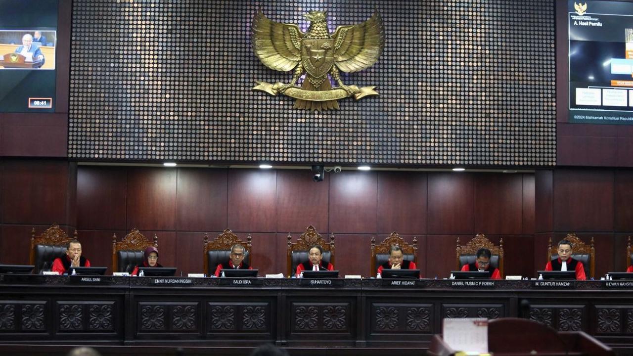 Hakim MK Sentil Ahli Kubu Prabowo: Sesama Guru Besar Tak Boleh Saling Mendahului seperti Bus Kota