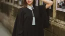 Tampil sederhana dan bersahaja saat diwisuda dengan jubah hitamnya. Tak banyak atribut ala ratu kecantikan, namun kecantikan alamiahnya tak terbendung (Foto: Instagram @annasnga_1o)