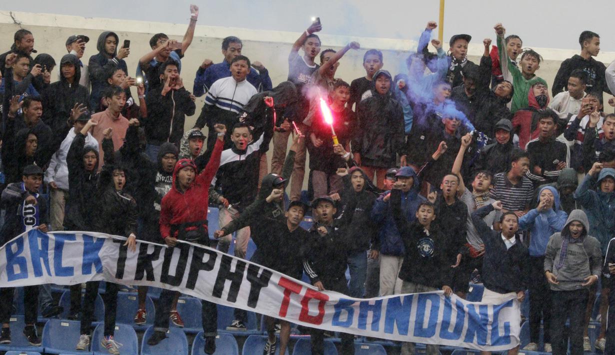 Bobotoh saat mendukung Persib Bandung melawan Persiwa Wamena pada laga Piala Indonesia di Stadion Si Jalak Harupat, Bandung, Senin (11/2). Persib menang 7-0 atas Persiwa. (Bola.com/M Iqbal Ichsan)