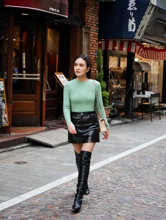Atasan berlengan panjang ini dipadukan dengan mini skirt berwarna hitam. @shandyaulia