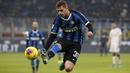 Pemain Inter Milan, Sebastiano Esposito, mengontrol bola saat melawan Cagliari pada laga Coppa Italia di Stadion Giuseppe Meazza, Rabu (15/1/2020). Inter Milan menang 4-1 atas Cagliari. (AP/Antonio Calanni)