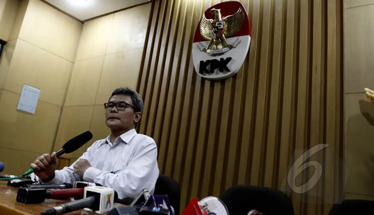 Deputi Pencegahan KPK Johan Budi memberikan keterangan di Gedung KPK, Jakarta, Senin (16/2/2015). Menurut Johan, KPK masih menunggu hasil salinan putusan sidang gugatan praperadilan Komjen Budi Gunawan dari PN Jakarta Selatan. (Liputan6.com/Faisal R Syam)