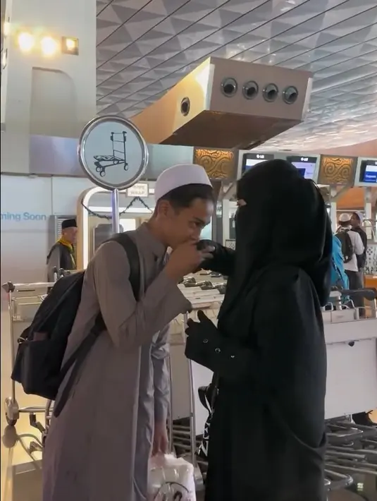 Momen tersebut dibagikan Umi Pipik bersama anak-anaknya mengantarkan Bilal Ataya yang akan menempuh pendidikan agama Islam di Kota Tarim, Hadramaut, Yaman. Bilal akan menempuh pendidikan di Yaman selama tiga tahun. [Instagram/_ummi_pipik_]