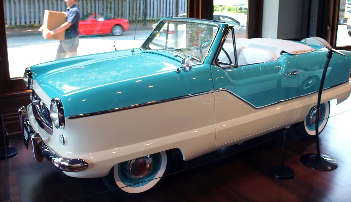 Sebuah mobil klasik "Metropolitan" 1959 Nash dipajang di Audrain Automobile Museum di Newport (13/6). (AP Photo / Michelle R. Smith)
