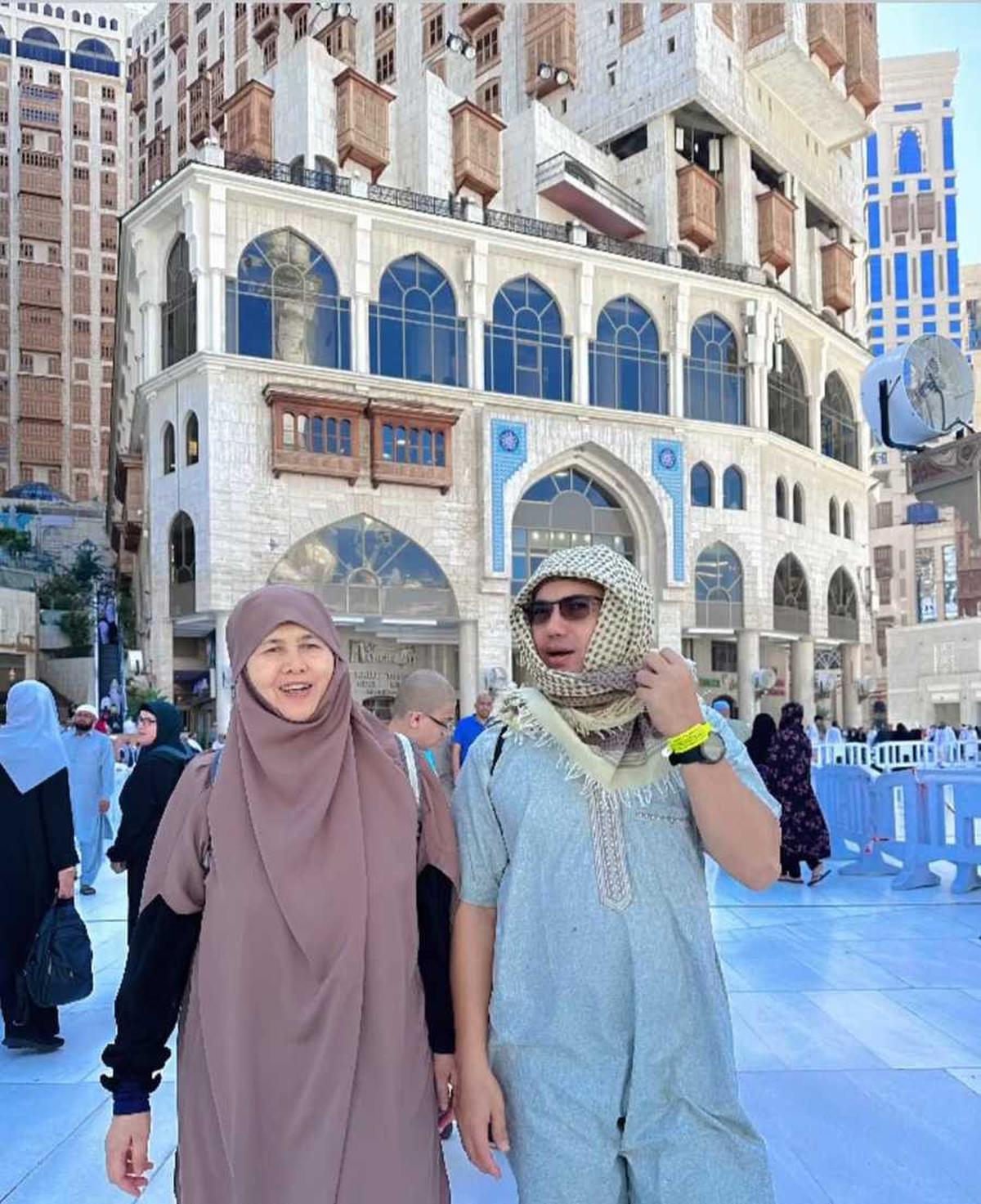 8 Potret Sahrul Gunawan Umrah Bareng Istri dan Ibu Mertua, Harmonis Banget