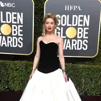 Amber Hear mengenakan pita Time's Up X2 di gelaran Golden Globes 2019. (Frazer Harrison / GETTY IMAGES NORTH AMERICA / AFP)