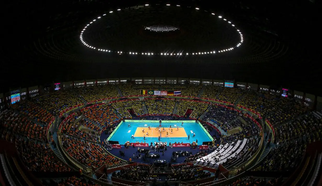 Suasana Ibirapuera gym saat pertandingan voli World Grand Prix 2015 antara Brazil melawan Jerman, di Sao Paulo, Brazil (12/7/2015). (AFP PHOTO/Miguel SCHINCARIOL)