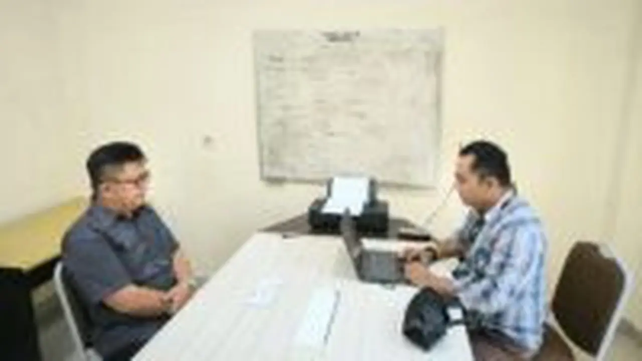 Sekdakab Kepulauan Sitaro Denny Kondoj (kiri) saat menjalani pemeriksaan pihak Polres Sitaro, Sabtu (2/11/2023).
