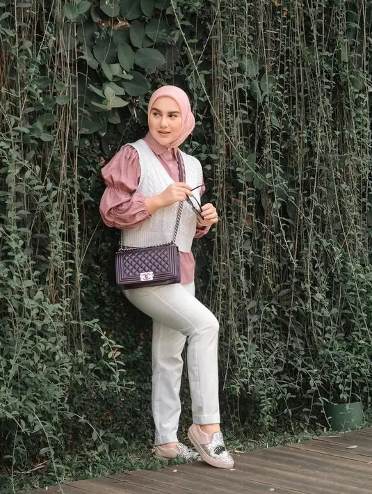 Tampilan feminin Irish Bella ini bisa kamu tiru untuk hangout di mal atau kafe. Cukup padukan blouse dengan vest. Pilih bawahan senada dengan vest, dan hijab warna senada dengan blouse. (Instagram/_irishbella_).