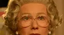 Seorang wanita memberikan sentuhan akhir pada patung lilin aktris Inggris Helen Mirren berpakaian sebagai Ratu Inggris Elizabeth II di museum lilin Madame Tussauds di Berlin pada 4 Februari 2013. Performa Helen Mirren sebagai Ratu Inggris bikin merinding. Mirip banget tak hanya fisik, tapi juga gestur hingga wibawa dan cara bicara. Walhasil, ia menang Piala Oscar Pemeran Utama Wanita Terbaik tahun 2007. (AFP/ JOHANNES EISELE)