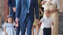 Pangeran William dan Kate Middleton bersama anak-anak mereka tiba pada acara pembaptisan Pangeran Louis di Chapel Royal, St. James Palace, Senin (9/7). Ini menjadi penampilan pertama kalinya mereka muncul berlima di publik. (Dominic Lipinski/Pool via AP)