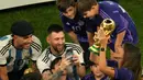 Pemain Argentina Lionel Messi memotret istrinya Antonela Roccuzzo yang memegang trofi Piala Dunia 2022 usai mengalahkan Prancis pada pertandingan sepak bola final Piala Dunia 2022 di Stadion Lusail, Lusail, Qatar, 18 Desember 2022. Argentina menang 4-2 atas Prancis melalui drama adu penalti setelah pertandingan berakhir imbang 3-3. (AP Photo/Francisco Seco)