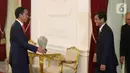 Presiden Joko Widodo atau Jokowi (kiri) saat menerima kunjungan Wakil Presiden Myanmar Henry Van Thio di Istana Merdeka, Jakarta, Minggu (20/10/2019). Jokowi bertemu wakil presiden negara sahabat usai dilantik menjadi Presiden RI periode 2019-2024. (Liputan6.com/Angga Yuniar)