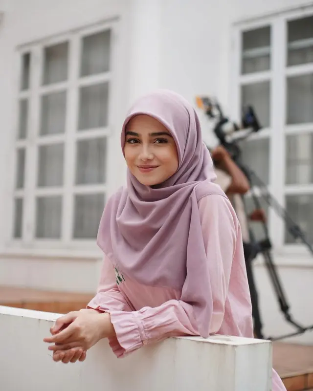 Perankan wanita berhijab di sinetron, 7 gaya hijab Syifa Hadju ini simpel tapi tetap stylish 