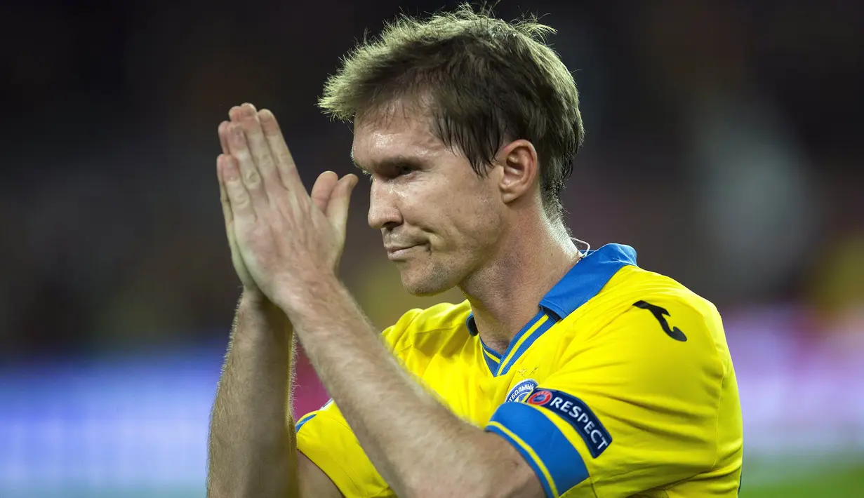Gelandang Bate Borisov, Aleksandr Hleb tampak murung usai takluk dari Barcelona pada laga Liga Champions di Stadion Camp Nou, Barcelona, Rabu (4/11/2015).(EPA/Alejandro Garcia)
