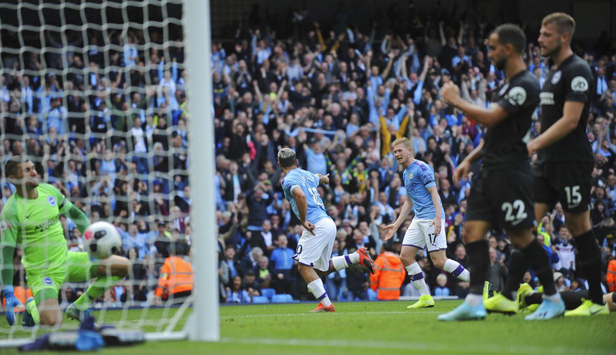 Striker Manchester City, Sergio Aguero, melakukan selebrasi usai membobol gawang Brighton and Hove Albion pada laga Premier Leauge 2019 di Stadion Etihad, Sabtu (31/8). Manchester City menang 4 gol tanpa balas. (AP/Nick Potts)