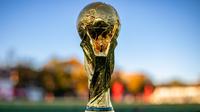 Trofi Piala Dunia 2022 yang diadakan di Qatar. (unsplash/History Of Soccer)