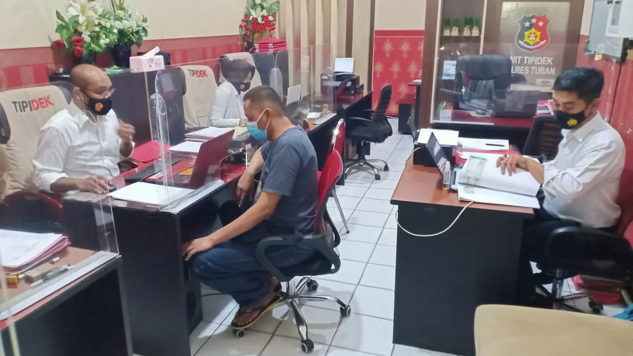 Polisi pemilik warung kopi wrong way di Tuban. (Ahmad Adirin/Liputan6.com)