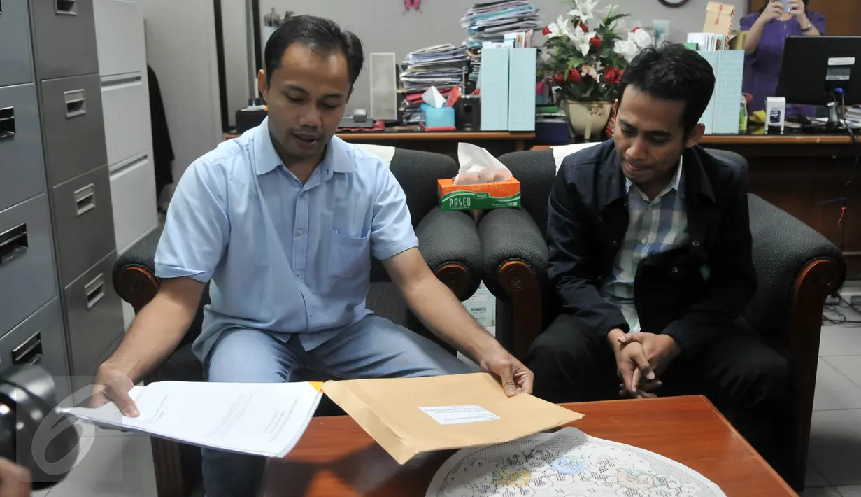 LSM ICW dan Perludem melaporkan Wakil Ketua DPR RI Fadli Zon dan anggota DPR RI Rachel Maryam ke MKD DPR, Jakarta, Kamis (30/6). Fadli dan Rachel dilaporkan karena telah menggunakan fasilitas negara untuk kepentingan pribadi. (Liputan6.com/Johan Tallo)