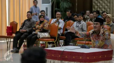 Calon pimpinan KPK Jimmly Asshiddiqie mengikuti wawancara tahap akhir di Gedung Sekretariat Negara, Jakarta, Selasa (25/8/2015). Dalam paparannya, mantan Ketua MK itu menolak koruptor dihukum mati. (Liputan6.com/Faizal Fanani)