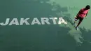 Petenis India, Samantha Chamarthi bersiap melakukan servis saat melawan Deria Nur Haliza pada kejuaraan ITF Women’s Circuit di Hotel Sulatan, Jakarta, Rabu (18/7/2018). Deria kalah 0-6, 2-6. (Bola.com/Nick Hanoatubun)