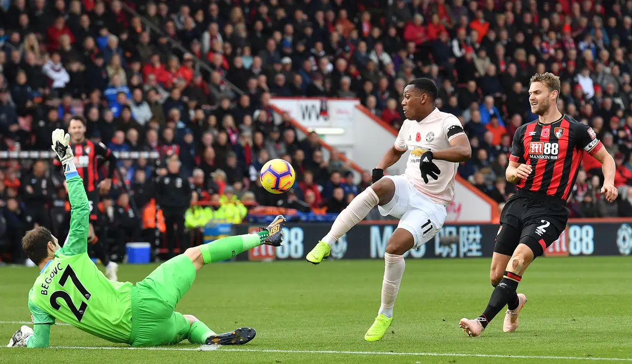 Stiker Manchester United, Anthony Martial, berusaha membobol gawang Bournemouth pada laga Premier League di Stadion Vitality, Bournemouth, Sabtu (3/11). Bournemouth kalah 1-2 dari MU. (AFP/Ben Stansall)