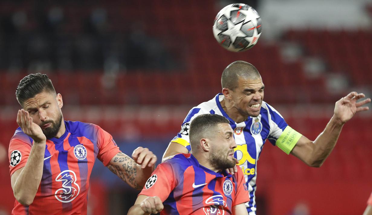 Bek FC Porto, Pepe, menyundul bola saat melawan Chelsea pada laga Liga Champions di Stadion Ramon Sanchez Pizjuan, Kamis (8/4/2021). Chelsea menang dengan skor 2-0. (AP Photo/Angel Fernandez)