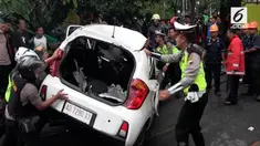Terjadi tabrakan antara mobil dan kereta api di Simpang Tiga Sriwedari kota Solo, Jawa Tengah (25/1).