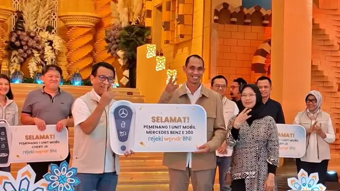 Direktur Utama BNI Putrama Wahju Setyawan menyerahkan langsung hadiah utama berupa Mercedes-Benz E300 kepada pemenang undian. [Anisha/Fimela]