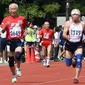 Hidekichi Miyazaki, 105 tahun, berlomba dengan para pelari yang berusia di atas 80 tahun di nomor lari 100m Kyoto Masters Autumn Competiton di Kyoto, Jepang, Rabu (23/9/2015). (AFP Photo/Toru Yamanaka)