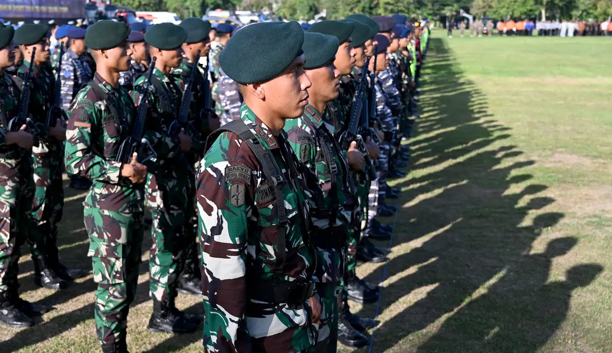 Apel Gelar Pasukan Operasi Lilin Agung 2023 merupakan bentuk pengecekan akhir kesiapan personel maupun sarana dan prasarana yang akan digunakan selama pelaksanaan operasi, sehingga diharapkan seluruh kegiatan pengamanan perayaan Natal 2023 serta Tahun Baru 2024 dapat berjalan dengan optimal. (SONNY TUMBELAKA/AFP)