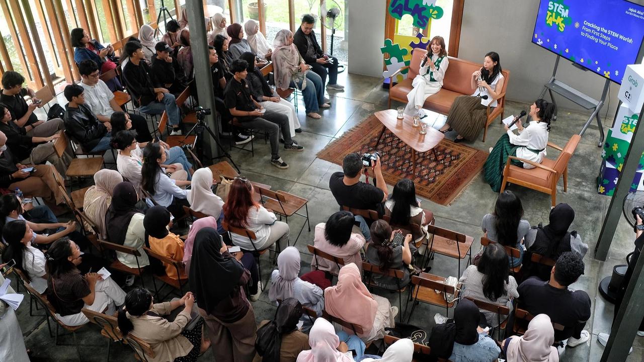 FOTO: Perempuan Muda Berbagi Inspirasi Menembus Dunia Teknologi